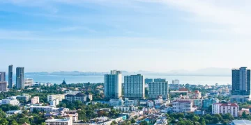 BMKG mencatat suhu Jakarta hingga 35 derajat Celsius. Warga memanfaatkan taman kota sebagai tempat teduh dan strategi alami menghadapi cuaca panas. (Foo: Freepik)