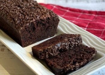 Resep chocolate banana bread lembut, legit, dan mudah dibuat di rumah. Olahan pisang kematangan jadi kue cokelat lembut favorit keluarga. (Foto: justamumnz.com)