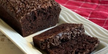 Resep chocolate banana bread lembut, legit, dan mudah dibuat di rumah. Olahan pisang kematangan jadi kue cokelat lembut favorit keluarga. (Foto: justamumnz.com)