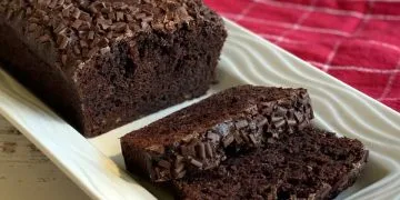 Resep chocolate banana bread lembut, legit, dan mudah dibuat di rumah. Olahan pisang kematangan jadi kue cokelat lembut favorit keluarga. (Foto: justamumnz.com)