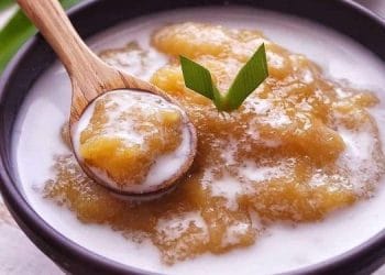 Semangkuk bubur ganepo lengkap dengan kuah santan dan gula merah, disajikan hangat atau dingin. (Sumber: Instagram @nophy_nophy)