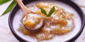 Semangkuk bubur ganepo lengkap dengan kuah santan dan gula merah, disajikan hangat atau dingin. (Sumber: Instagram @nophy_nophy)