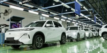 Perakitan mobil Geely di fasilitas HIM Purwakarta. (Sumber: ANTARA / HO-Geely (via Antaranews)