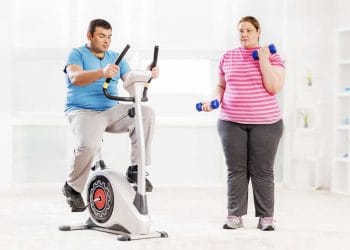 Dokter olahraga memberikan panduan aman memulai latihan bagi penderita obesitas agar terhindar dari cedera dan menjaga motivasi tetap konsisten. (Foto: kliniktulangbelakang.com)