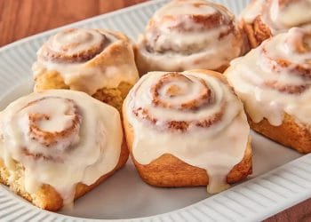 Cara membuat cinnamon roll cake ala cafe simpel banget hanya modal 3 bumbu. Teksturnya lembut, manis, wangi kayu manis, cocok jadi camilan istimewa di rumah. (Sumber: mccormick.com)