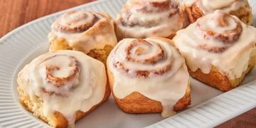 Cara membuat cinnamon roll cake ala cafe simpel banget hanya modal 3 bumbu. Teksturnya lembut, manis, wangi kayu manis, cocok jadi camilan istimewa di rumah. (Sumber: mccormick.com)