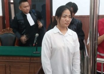 Wanita di Surabaya mengaku bisa WhatsApp dengan dewa untuk menipu bosnya. Jaksa sebut total kerugian mencapai Rp6,3 miliar selama enam tahun. (Foto: deliknews.com)