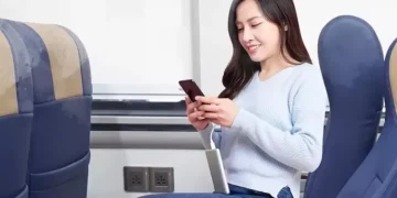 PT KAI resmi melarang penumpang mengisi daya powerbank di kereta api. Hanya perangkat berdaya rendah seperti ponsel dan laptop yang boleh digunakan. (Foto: Freepik)