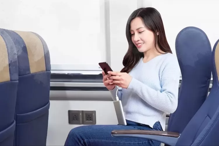 KAI Ungkap Alasan Larangan Pengisian Powerbank di Kereta Api PT KAI resmi melarang penumpang mengisi daya powerbank di kereta api. Hanya perangkat berdaya rendah seperti ponsel dan laptop yang boleh digunakan. (Foto: Freepik)