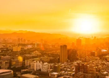 BMKG memprediksi indeks UV ekstrem di sebagian besar wilayah Indonesia hari ini. Warga diimbau hindari paparan matahari pukul 10.00–16.00 WIB. (Foto: Freepik)