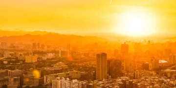 BMKG memprediksi indeks UV ekstrem di sebagian besar wilayah Indonesia hari ini. Warga diimbau hindari paparan matahari pukul 10.00–16.00 WIB. (Foto: Freepik)