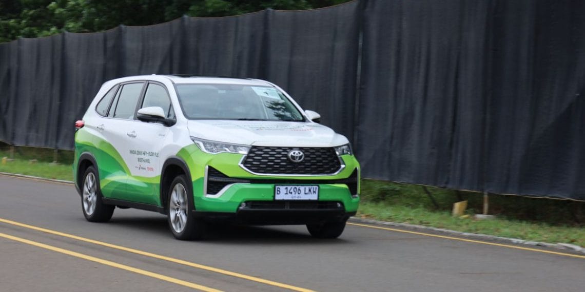 Sebelum isi BBM etanol, pastikan mobil kamu kompatibel. Toyota menyarankan pengendara memeriksa buku manual untuk mengetahui batas aman kandungan etanol. (Foto: ANTARA/HO/TMMIN)