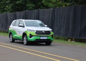 Sebelum isi BBM etanol, pastikan mobil kamu kompatibel. Toyota menyarankan pengendara memeriksa buku manual untuk mengetahui batas aman kandungan etanol. (Foto: ANTARA/HO/TMMIN)