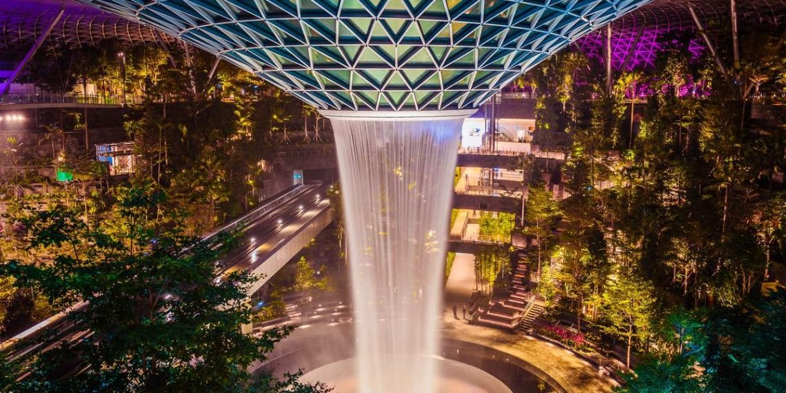 Insiden tragis terjadi di Jewel Changi Airport, Singapura, saat seorang wanita jatuh dari ketinggian dan meninggal dunia. (Foto: klook.com)