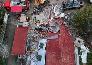Tim penyelamat membawa jenazah korban dalam operasi pascagempa di Cebu, Filipina. (Sumber: REUTERS/Eloisa Lopez)