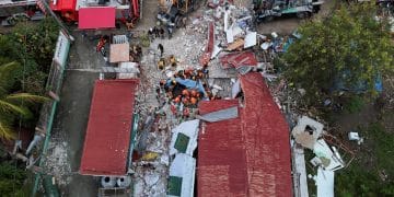 Tim penyelamat membawa jenazah korban dalam operasi pascagempa di Cebu, Filipina. (Sumber:  REUTERS/Eloisa Lopez)