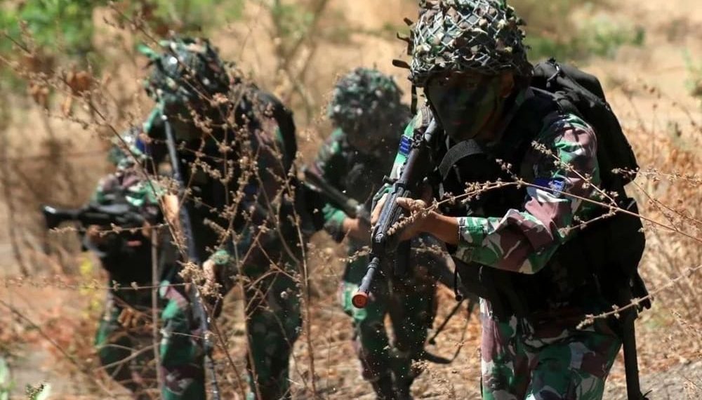 Sekitar 1.000 prajurit TNI AD menggelar latihan tempur di Natuna. Warga diimbau menjauh dari lokasi karena penggunaan senjata berat. (Foto: Antara)