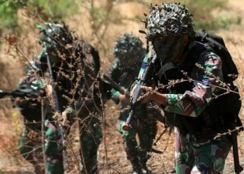 Sekitar 1.000 prajurit TNI AD menggelar latihan tempur di Natuna. Warga diimbau menjauh dari lokasi karena penggunaan senjata berat. (Foto: Antara)