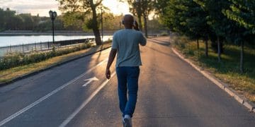 Penelitian menunjukkan bahwa jalan kaki 15 menit sehari dapat menurunkan risiko penyakit jantung dan kematian lebih besar dibandingkan beberapa jalan pendek. (Foto: fithub.id)