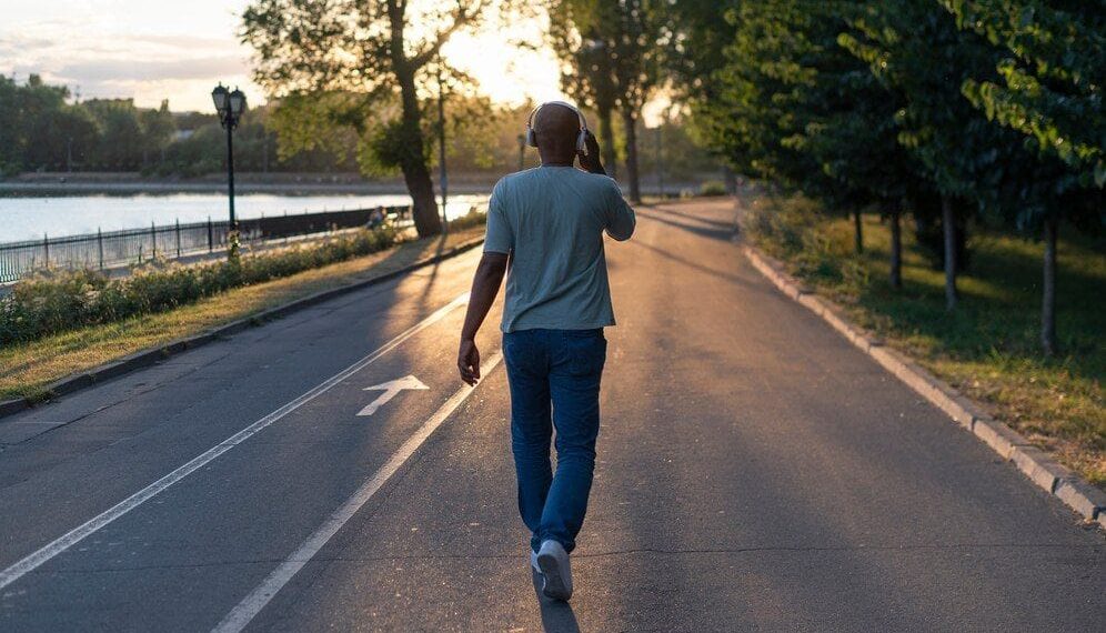 Penelitian menunjukkan bahwa jalan kaki 15 menit sehari dapat menurunkan risiko penyakit jantung dan kematian lebih besar dibandingkan beberapa jalan pendek. (Foto: fithub.id)