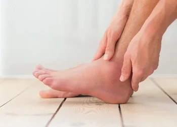 Kaki sering kram bisa jadi gejala dari gangguan kesehatan serius seperti diabetes, dehidrasi, atau hipotiroidisme. Ketahui penyebabnya di sini. (Foto: Halodoc)