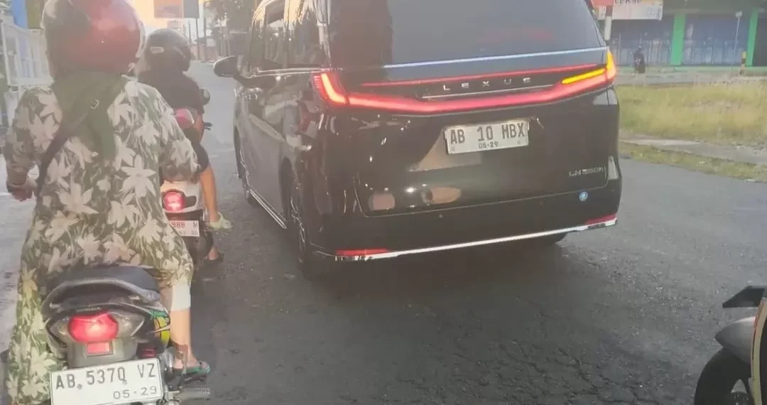 Video mobil Sultan HB X disalip rombongan "tot tot wuk wuk" viral di media sosial. Ini klarifikasi resmi dari pihak Menteri AHY terkait peristiwa di Yogyakarta. Foto: Thread/@krisnaadipradana