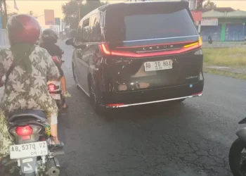 Video mobil Sultan HB X disalip rombongan "tot tot wuk wuk" viral di media sosial. Ini klarifikasi resmi dari pihak Menteri AHY terkait peristiwa di Yogyakarta. Foto: Thread/@krisnaadipradana