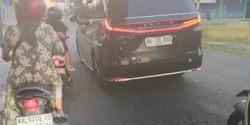 Video mobil Sultan HB X disalip rombongan "tot tot wuk wuk" viral di media sosial. Ini klarifikasi resmi dari pihak Menteri AHY terkait peristiwa di Yogyakarta. Foto: Thread/@krisnaadipradana