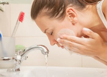 Dokter kulit menyebut mencuci muka di malam hari lebih penting untuk regenerasi kulit dibanding pagi hari. Simak penjelasan lengkapnya di sini. (Foto: iStock/tarasov_vl)