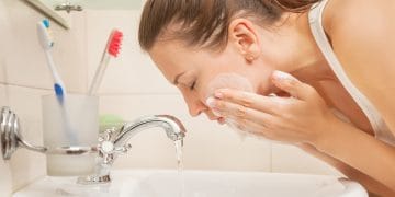 Dokter kulit menyebut mencuci muka di malam hari lebih penting untuk regenerasi kulit dibanding pagi hari. Simak penjelasan lengkapnya di sini. (Foto: iStock/tarasov_vl)