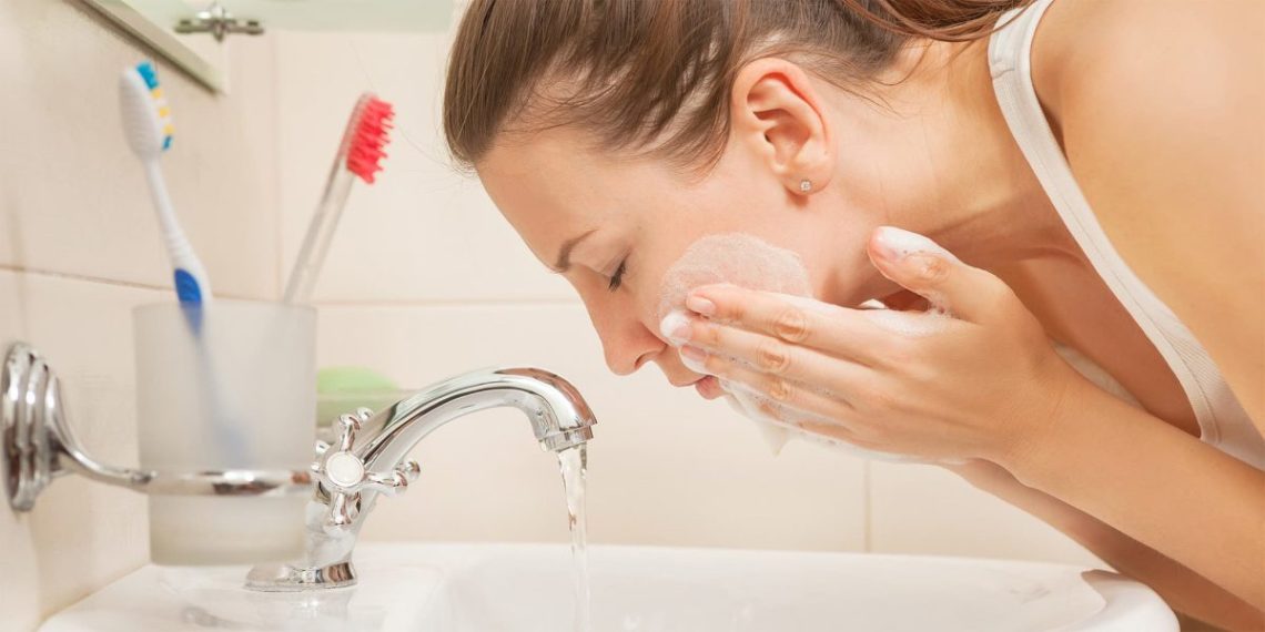 Dokter kulit menyebut mencuci muka di malam hari lebih penting untuk regenerasi kulit dibanding pagi hari. Simak penjelasan lengkapnya di sini. (Foto: iStock/tarasov_vl)