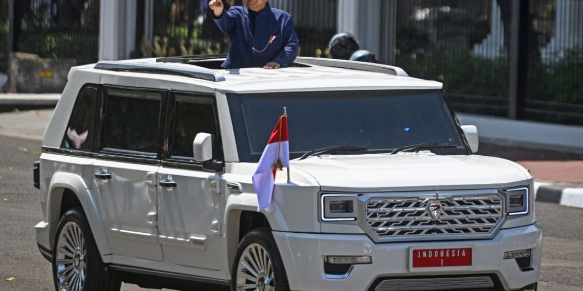 Presiden Prabowo Perintahkan Menteri Gunakan Maung Buatan Indonesia Presiden Prabowo Subianto mewajibkan para menteri memakai Maung Pindad sebagai mobil dinas resmi dan melarang penggunaan mobil mewah saat bertugas. (Foto: Antara)