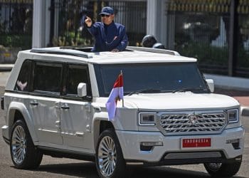 Presiden Prabowo Subianto mewajibkan para menteri memakai Maung Pindad sebagai mobil dinas resmi dan melarang penggunaan mobil mewah saat bertugas. (Foto: Antara)