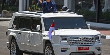 Presiden Prabowo Subianto mewajibkan para menteri memakai Maung Pindad sebagai mobil dinas resmi dan melarang penggunaan mobil mewah saat bertugas. (Foto: Antara)