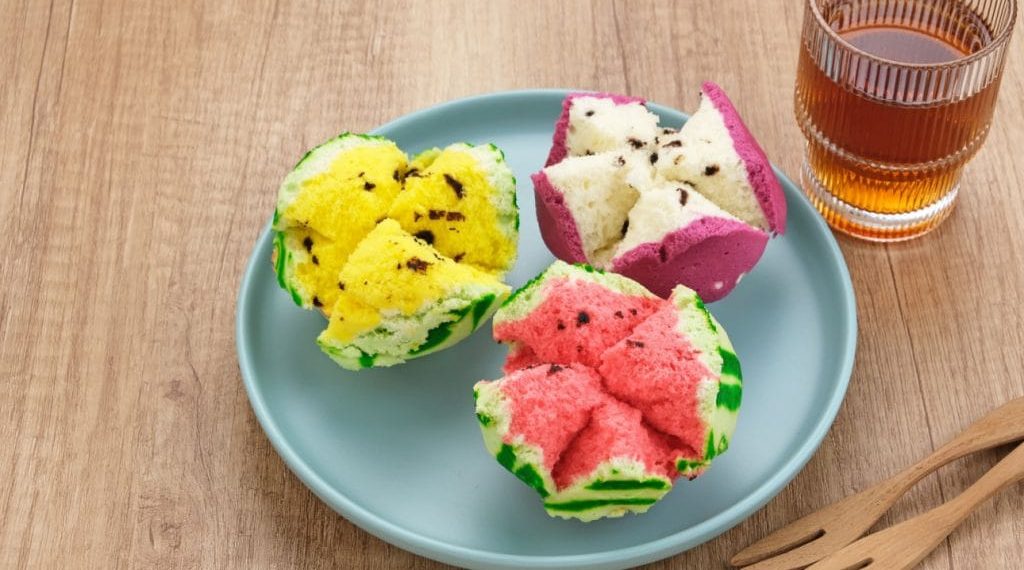 Bolu kukus mekar warna-warni yang lembut dan empuk, mekar sempurna seperti bunga saat dikukus. (Foto: astronauts.id)