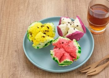 Bolu kukus mekar warna-warni yang lembut dan empuk, mekar sempurna seperti bunga saat dikukus. (Foto: astronauts.id)