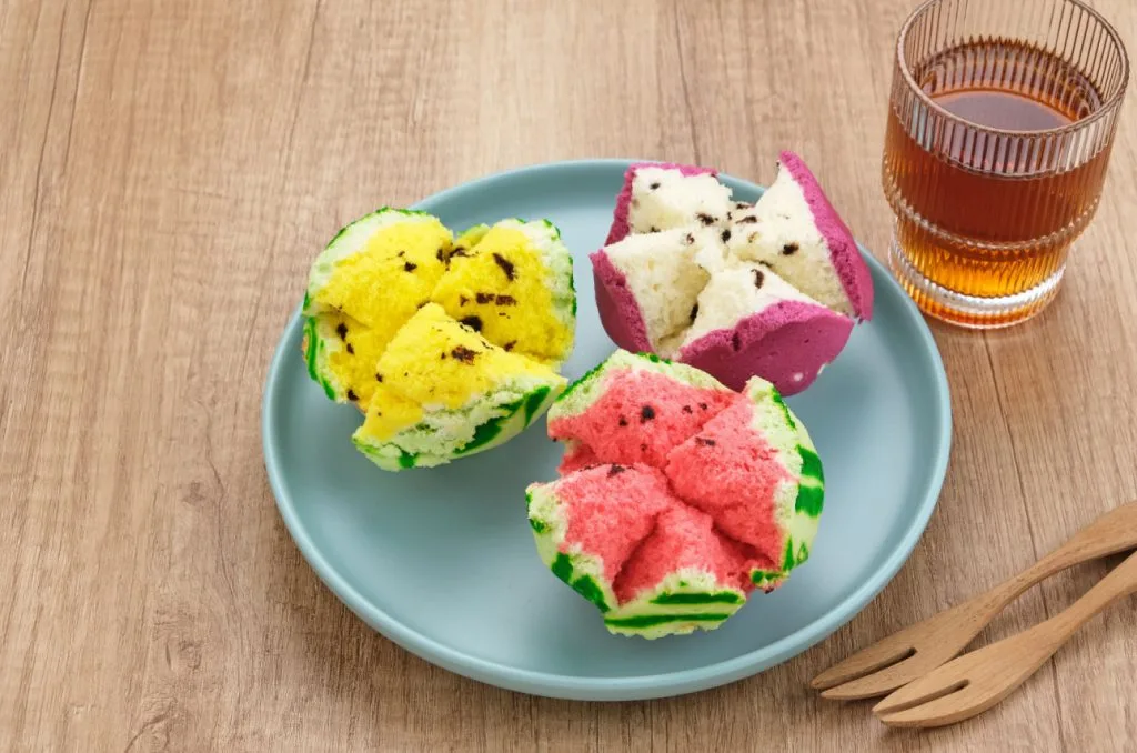 Oven yang sudah dipanaskan dengan suhu stabil adalah kunci utama menghasilkan permukaan bolu yang mulus dan rata