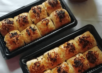 Resep bolen pisang renyah dan lumer di rumah, lengkap dengan keju dan cokelat. Rasanya manis, wangi, dan bikin nostalgia masa kecil. (Foto: Orami)