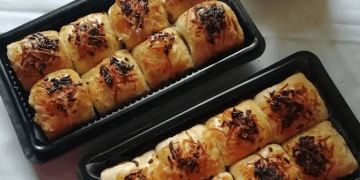 Resep bolen pisang renyah dan lumer di rumah, lengkap dengan keju dan cokelat. Rasanya manis, wangi, dan bikin nostalgia masa kecil. (Foto: Orami)