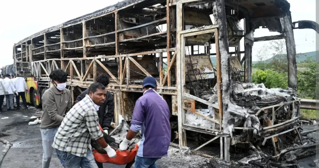 Tragedi Bus Terbakar di India: 20 Penumpang Tewas Usai Tabrak Motor Tragedi bus penumpang terbakar di Andhra Pradesh, India, menewaskan 20 orang usai tabrakan dengan motor. Puluhan penumpang lainnya mengalami luka-luka. (Foto: ABC News)