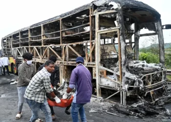 Tragedi bus penumpang terbakar di Andhra Pradesh, India, menewaskan 20 orang usai tabrakan dengan motor. Puluhan penumpang lainnya mengalami luka-luka. (Foto: ABC News)