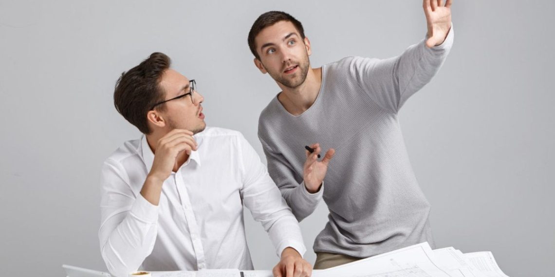 Dua orang tengah berbicara dengan bahasa tubuh terbuka dan penuh perhatian. (Foto: Freepik)