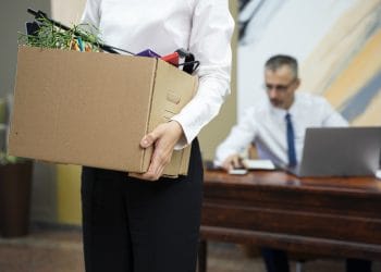 Transformasi AI memaksa perusahaan IT besar merombak struktur dan memberhentikan ribuan karyawan dalam skala global. (Sumber: Freepik)