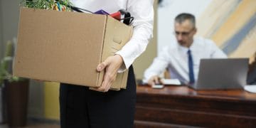 Transformasi AI memaksa perusahaan IT besar merombak struktur dan memberhentikan ribuan karyawan dalam skala global. (Sumber: Freepik)