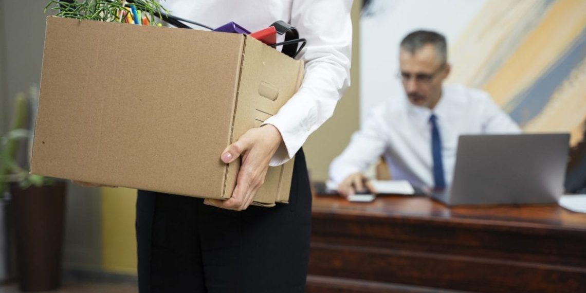 Transformasi AI memaksa perusahaan IT besar merombak struktur dan memberhentikan ribuan karyawan dalam skala global. (Sumber: Freepik)