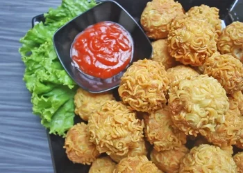 Tahu rambutan dengan isian keju mozzarella lumer dan balutan mie kering. (Foto: Youtube / Dapur Dina)
