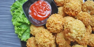 Tahu rambutan dengan isian keju mozzarella lumer dan balutan mie kering. (Foto: Youtube / Dapur Dina)