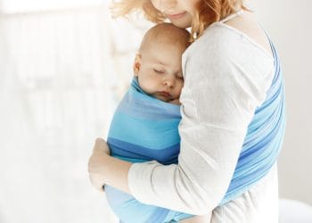 Punggung sering pegal setelah menggendong bayi? Pelajari tiga langkah sederhana yang bisa Anda terapkan segera. (Sumber: Freepik)