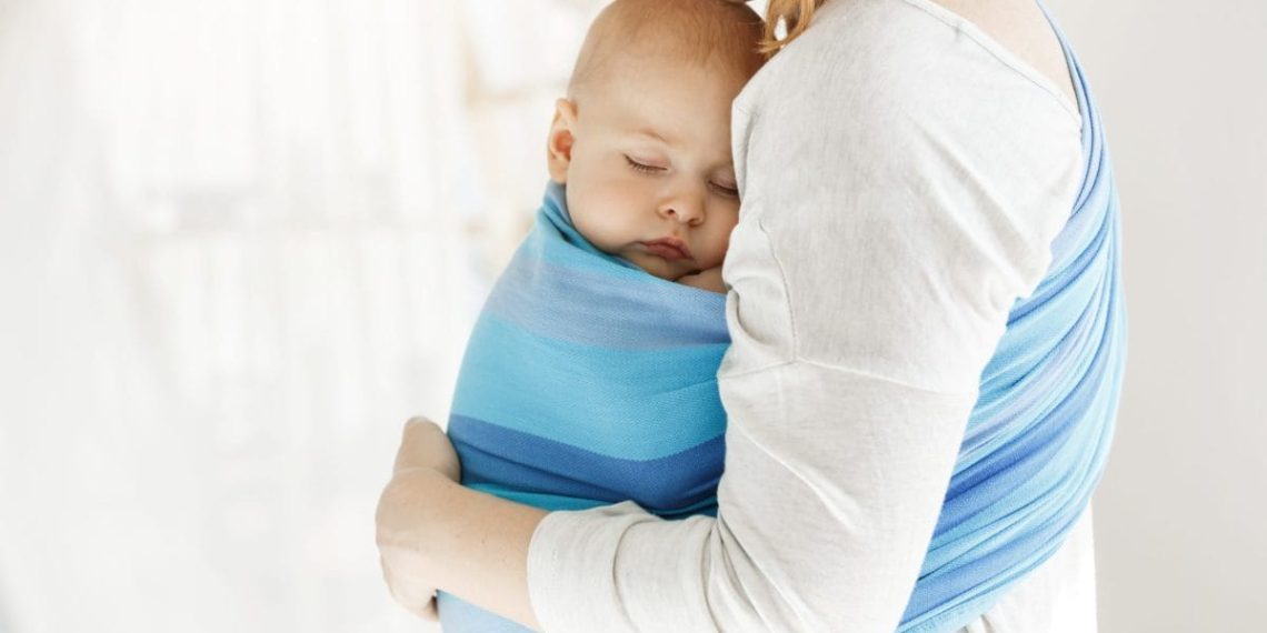 Punggung sering pegal setelah menggendong bayi? Pelajari tiga langkah sederhana yang bisa Anda terapkan segera. (Sumber: Freepik)