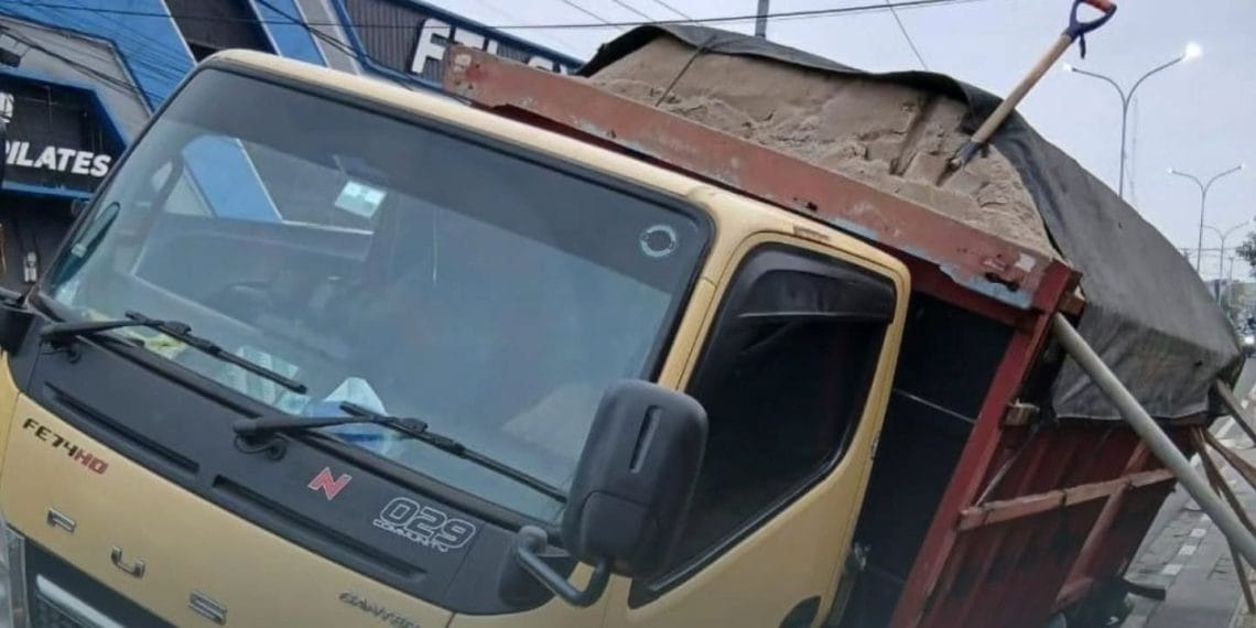 Truk bermuatan pasir jeblos ke bekas galian di Jalan Kartini Depok pada Rabu pagi. Polisi memastikan truk sudah dievakuasi dan lalu lintas kembali lancar. (Foto: Istimewa)